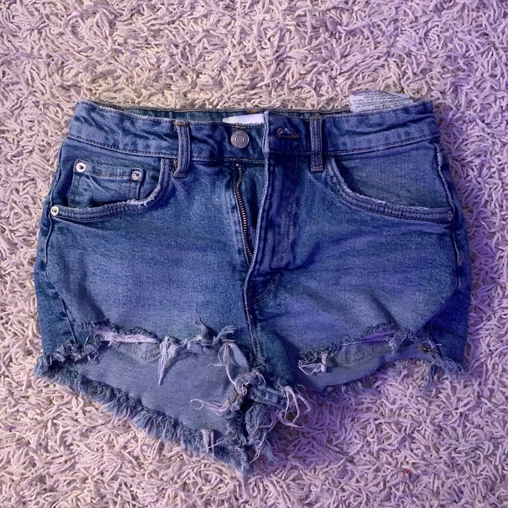 Zara Womens ripped jean shorts